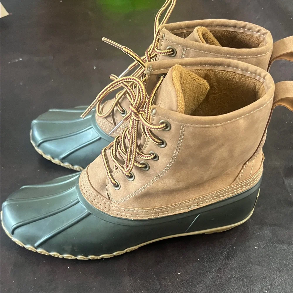 Stylish Tan and‎ Green Boat Shoes